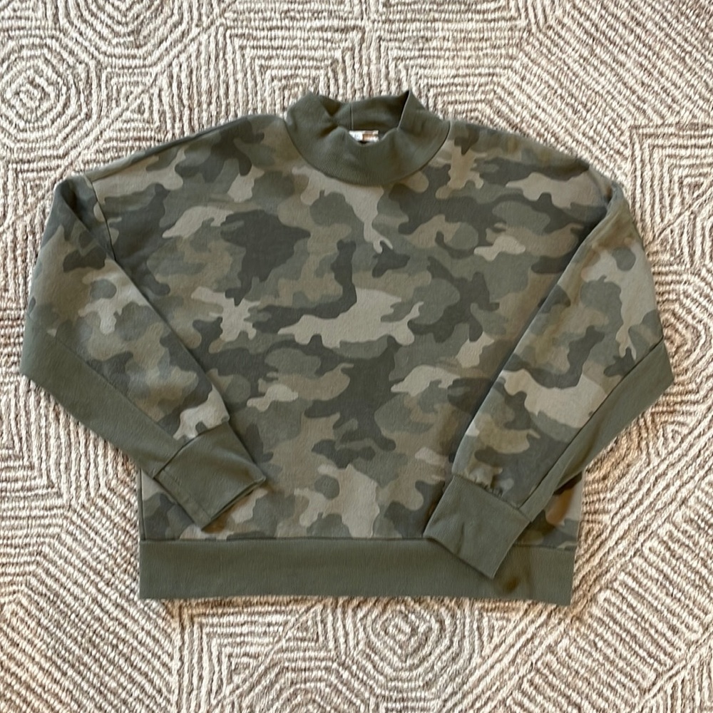 Hippie Rose Camo Sweatshirt. Size Juniors XL.